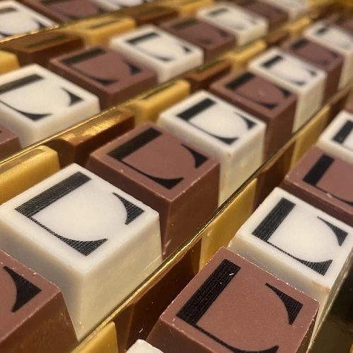Gepersonaliseerde chocolade: pralines met een logo.