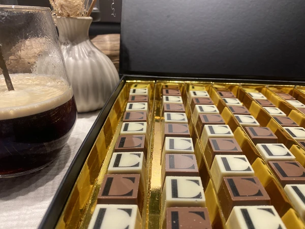 Ambachtelijke pralines van Kjenta Patisserie en Chocolaterie.