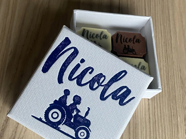 Gepersonaliseerde pralines: pralines met naam, ideaal als geboortecadeau.