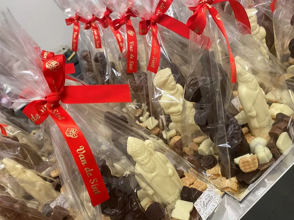 Chocolade voor sinterklaas, in verpakking en met een etiket van Kjenta Patisserie en Chocolaterie.