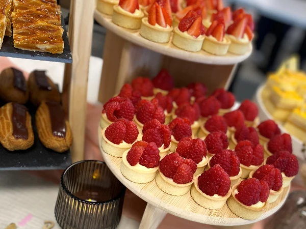 Assortiment aan desserts uit een ambachtelijk dessertbuffet van Kjenta Patisserie en chocolaterie.