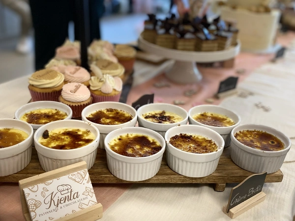 Een dessertbuffet van Kjenta Patisserie en chocolaterie.