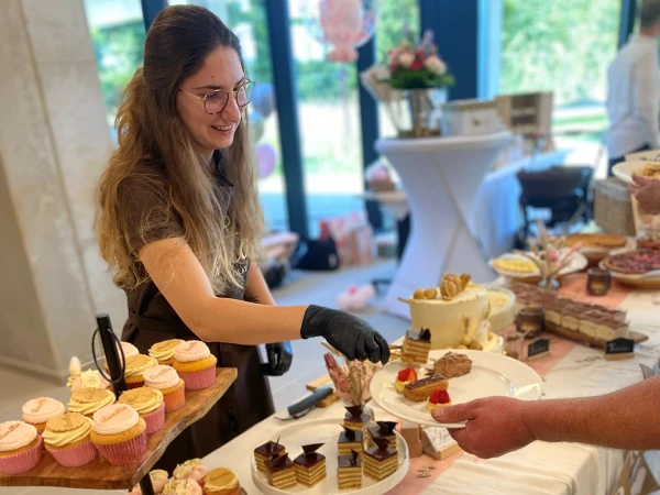Bediening tijdens een dessertbuffet van Kjenta Patisserie en chocolaterie.