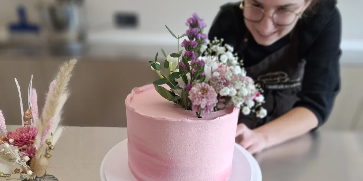 Kjenta De Sloover aan het werk in het atelier van Kjenta Patisserie en chocolaterie.