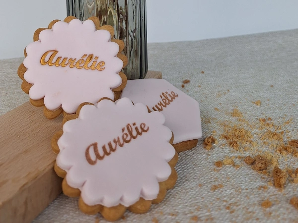 Koekjes met versiering: afwerking met rolfondant en een naam als opschrift.