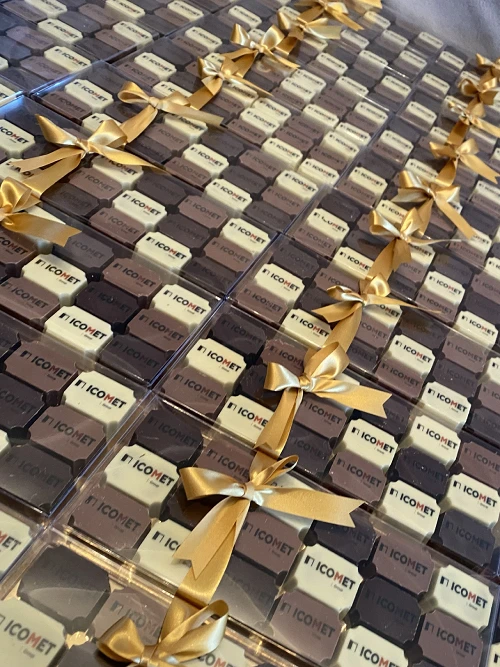 Pralines met logo uit het assortiment voor bedrijven van Kjenta Patisserie en chocolaterie.